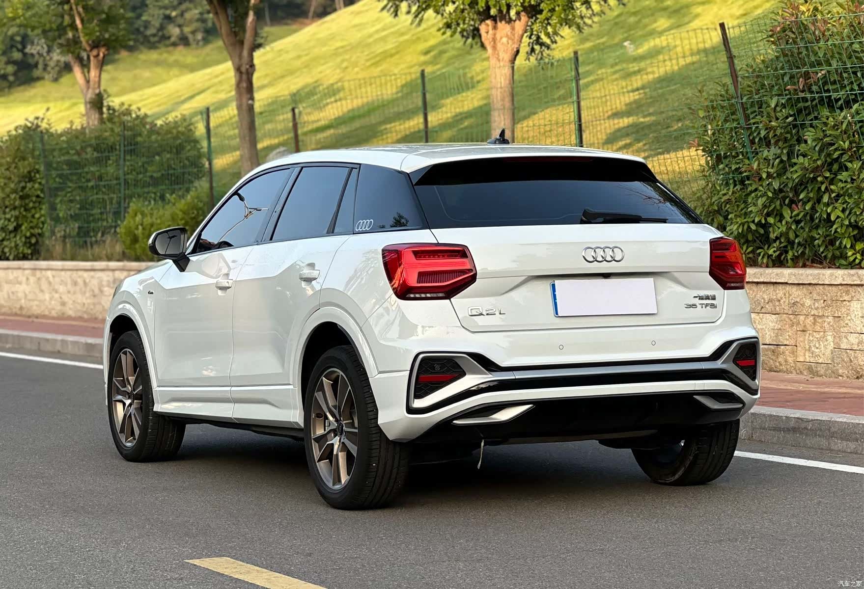 Audi Q2L, 2023 все фото