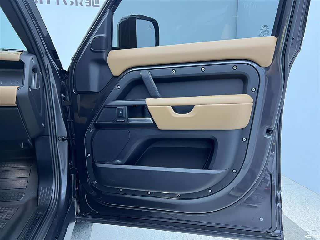 Land Rover Defender, 2025 34