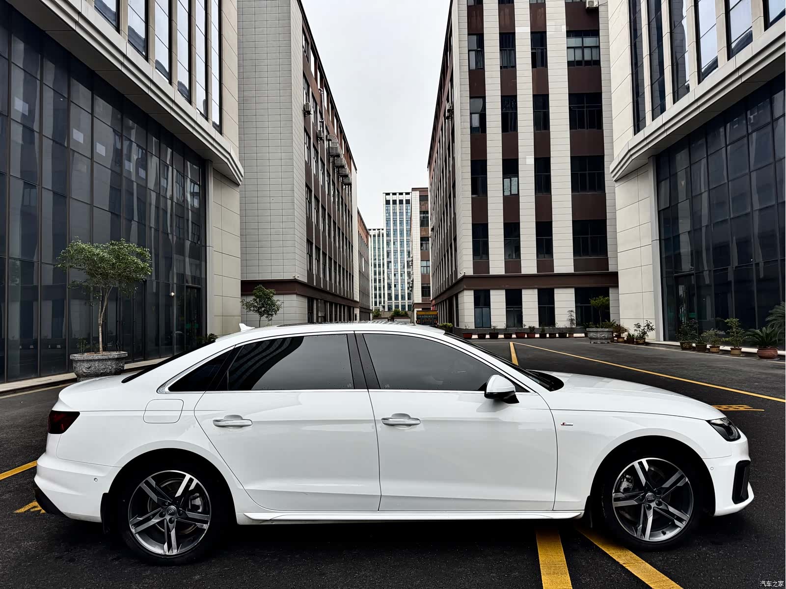 Audi A4L, 2021 все фото