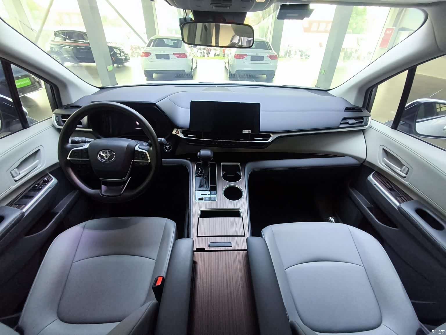 Toyota Granvia, 2024 7