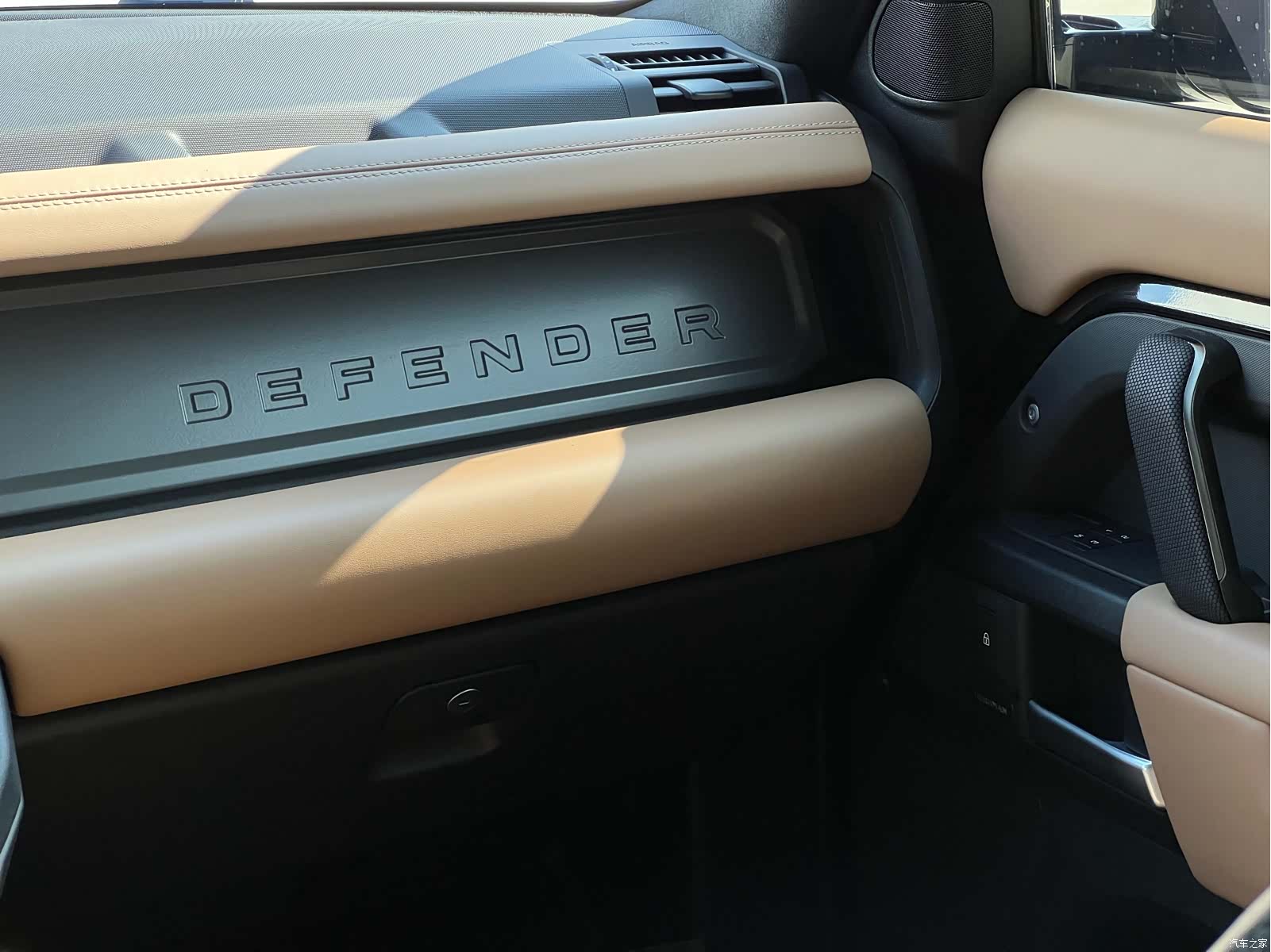 Land Rover Defender, 2026 11
