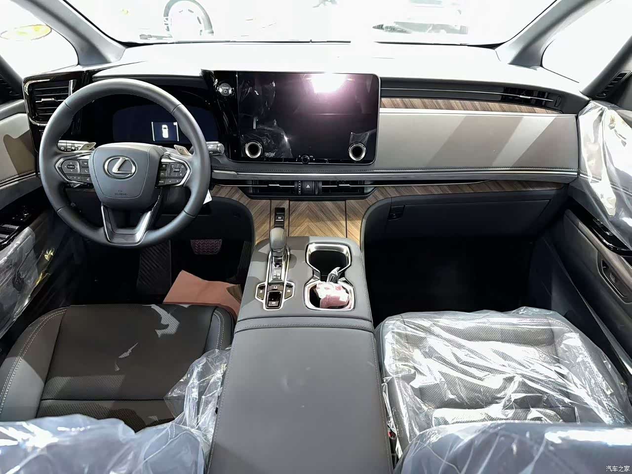 Lexus LM, 2026 11