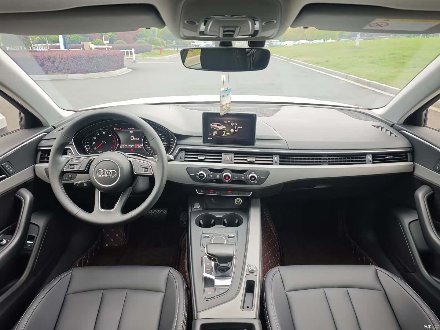 Audi A4L, 2019 все фото