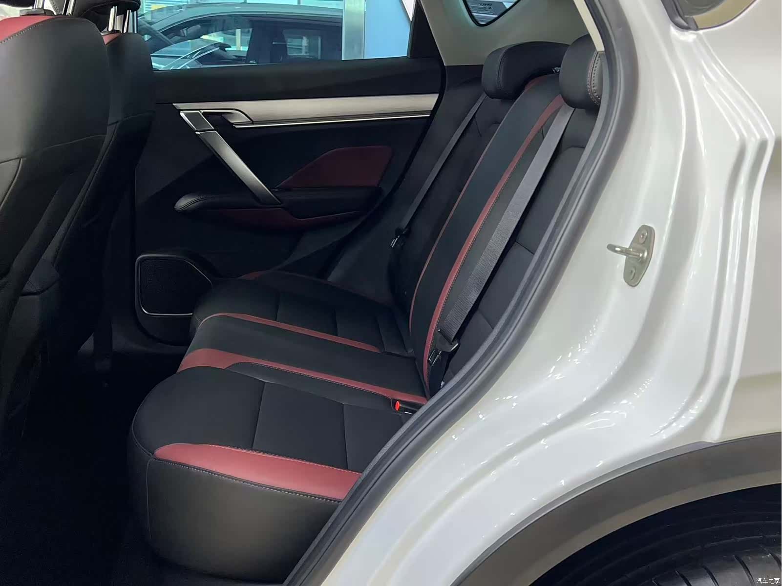 Geely Coolray, 2022 13
