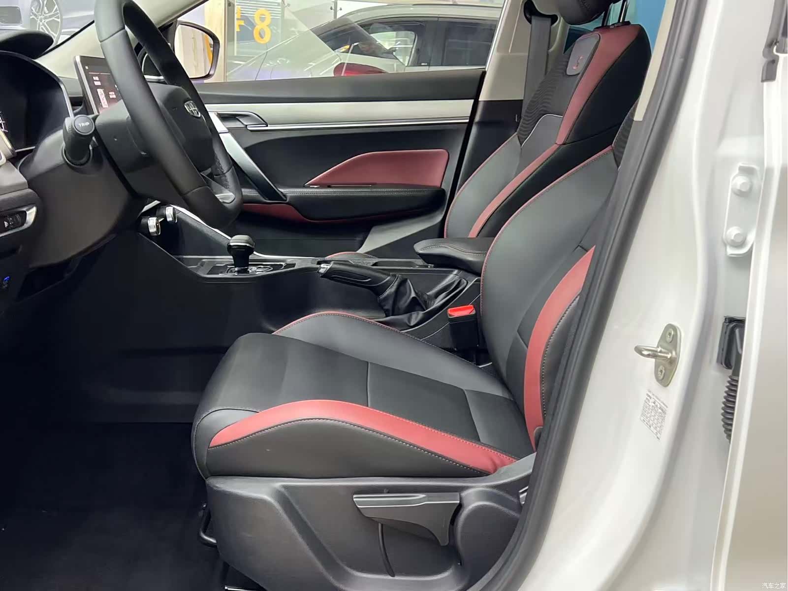 Geely Coolray, 2022 14