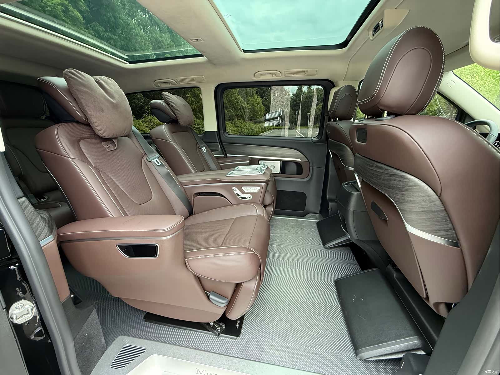 Mercedes-Benz V-Class, 2024 11