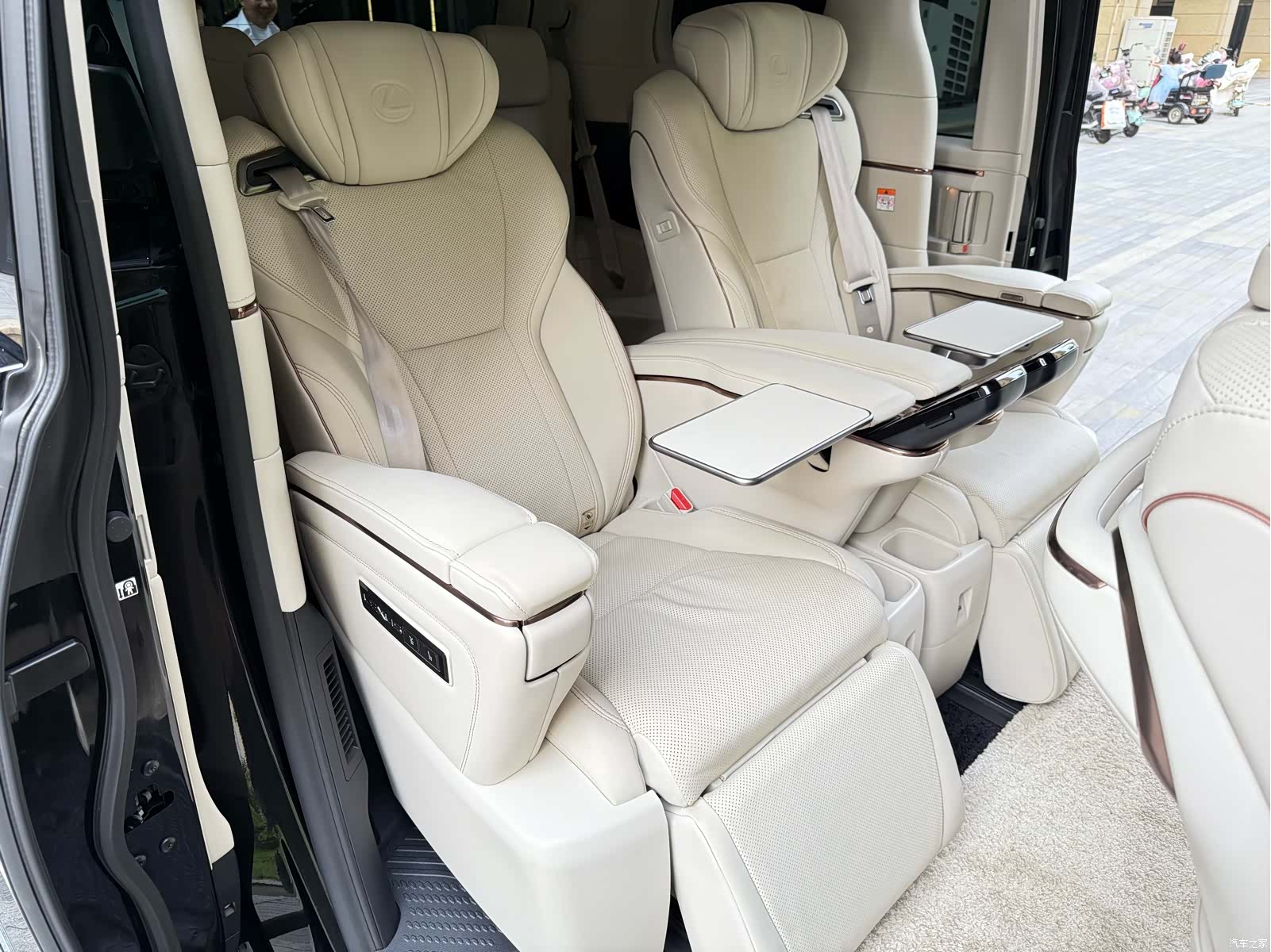 Lexus LM, 2024 11