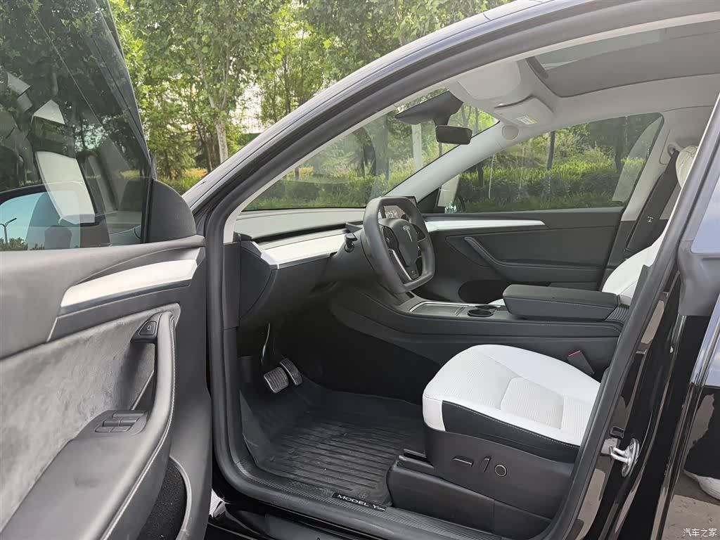 Tesla Model Y, 2023 4