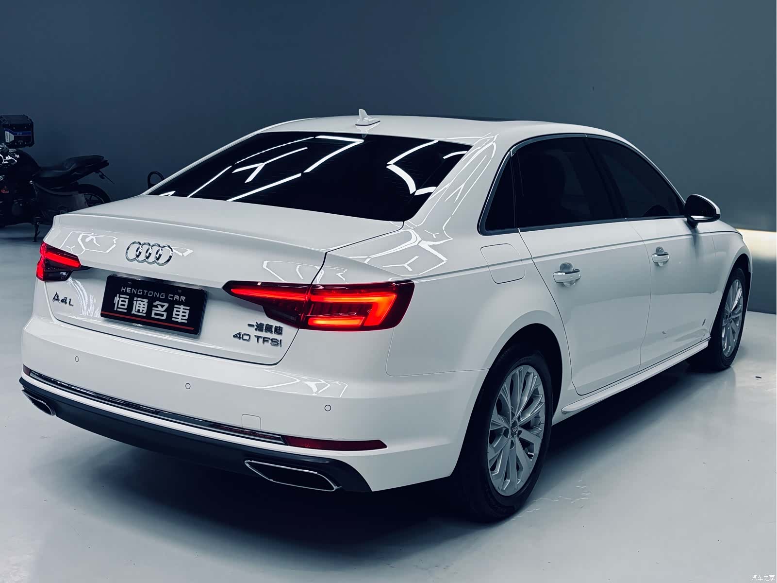Audi A4L, 2019 все фото