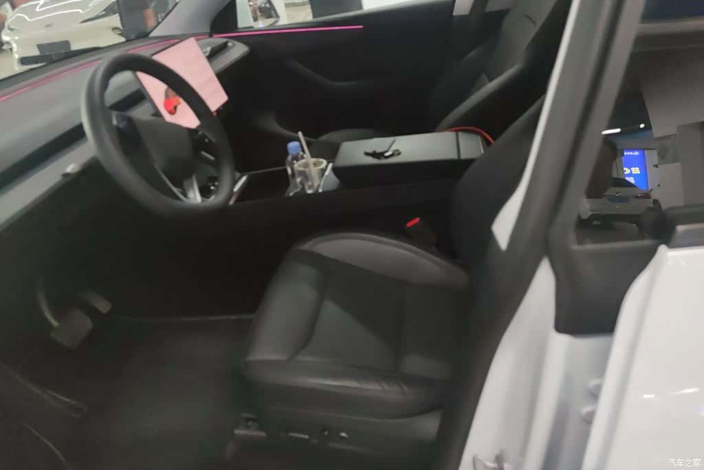 Tesla Model Y, 2025 9