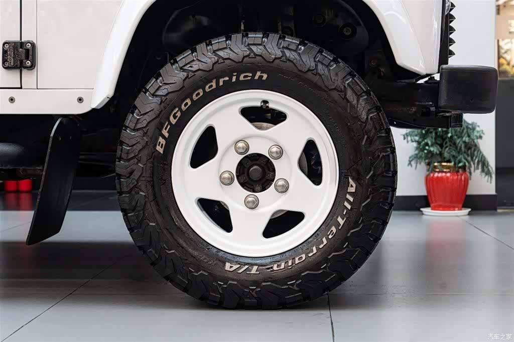 Land Rover Defender, 2010 17