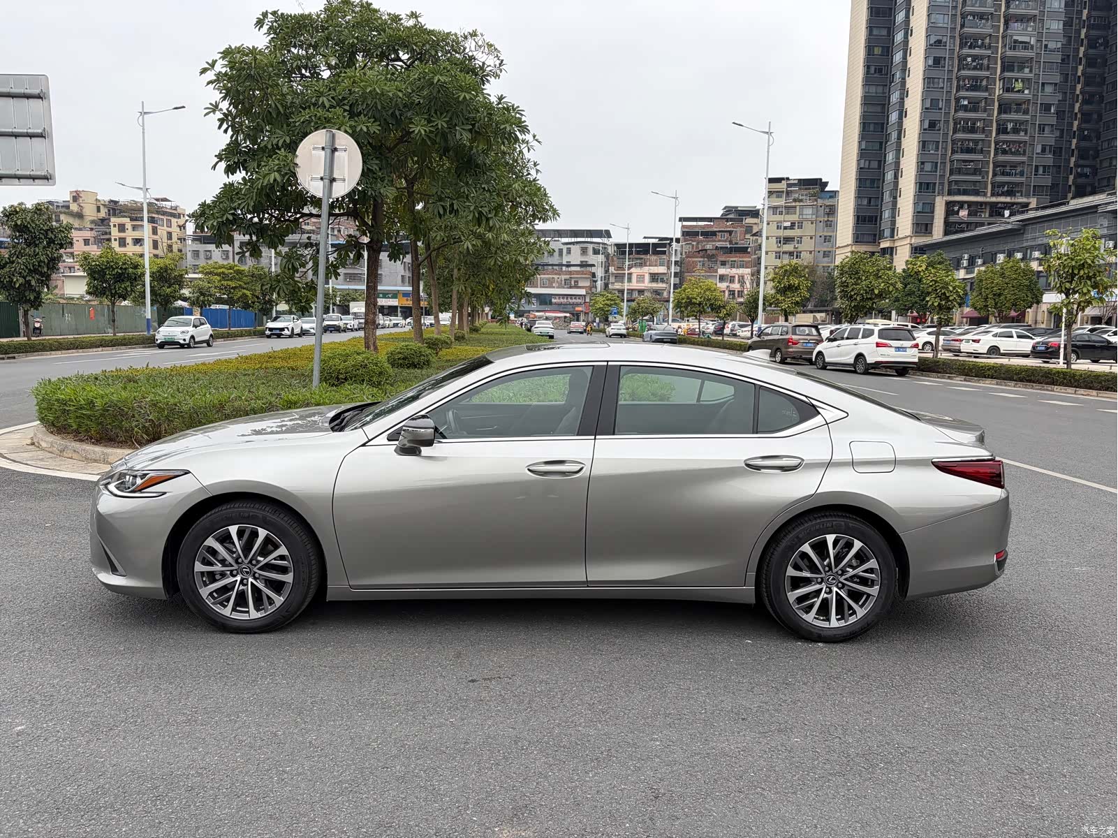 Lexus ES, 2024 3