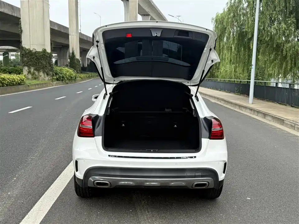 Mercedes-Benz GLA Mercedes-Benz GLA