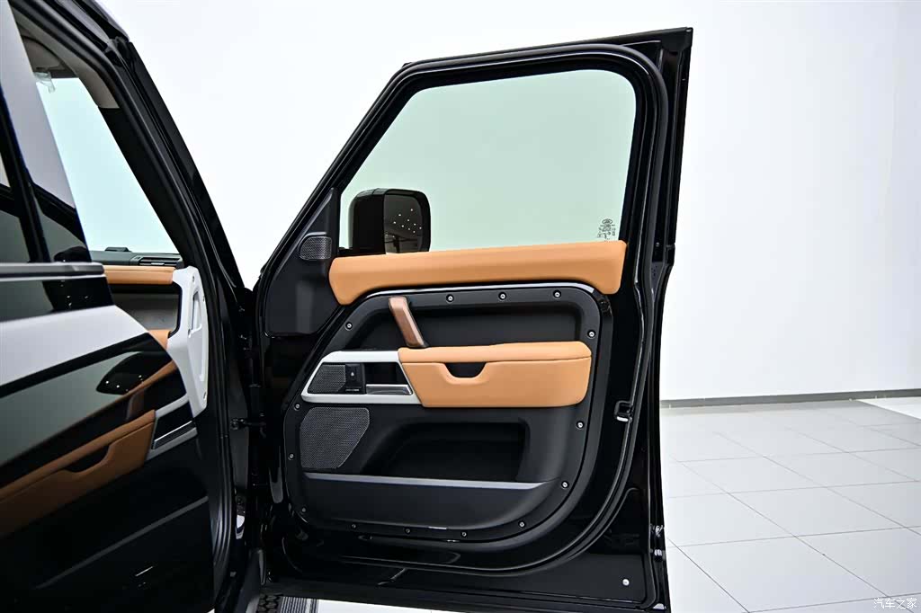 Land Rover Defender, 2024 21
