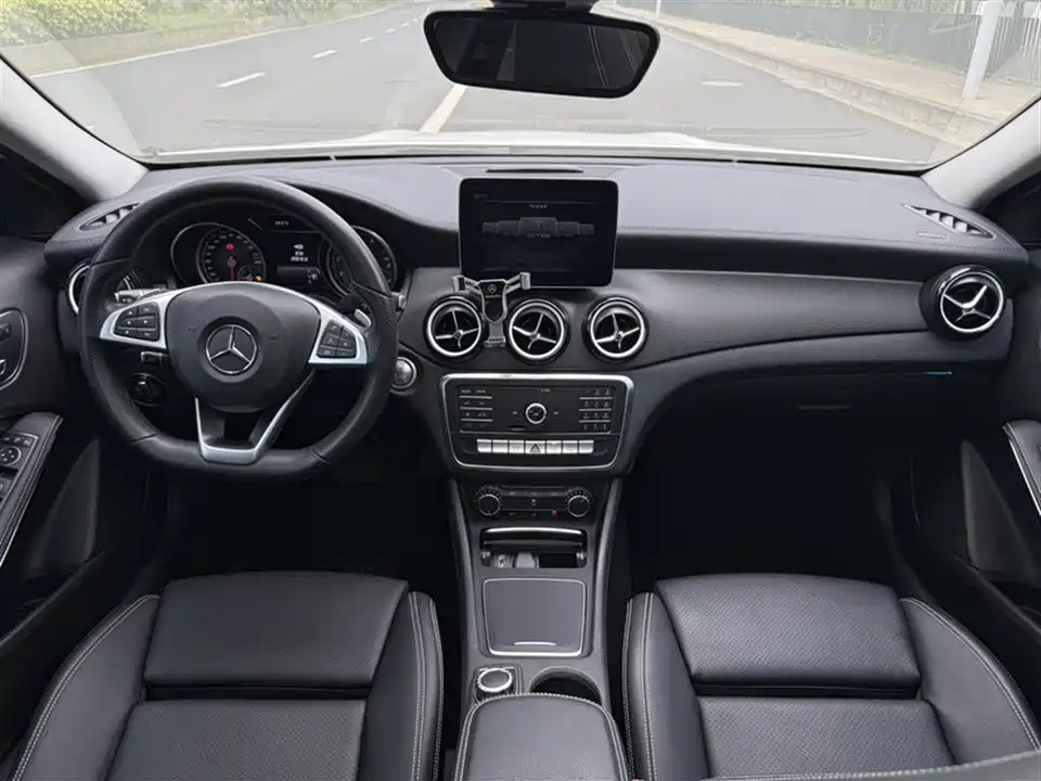 Mercedes-Benz GLA Mercedes-Benz GLA