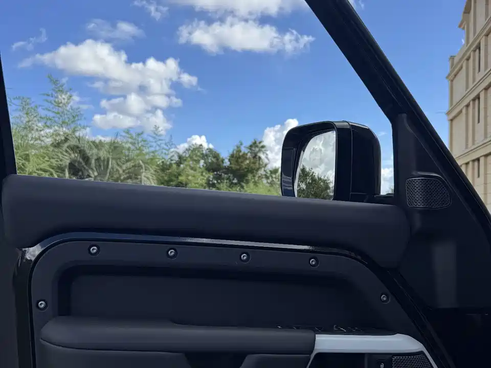 Land Rover guard
