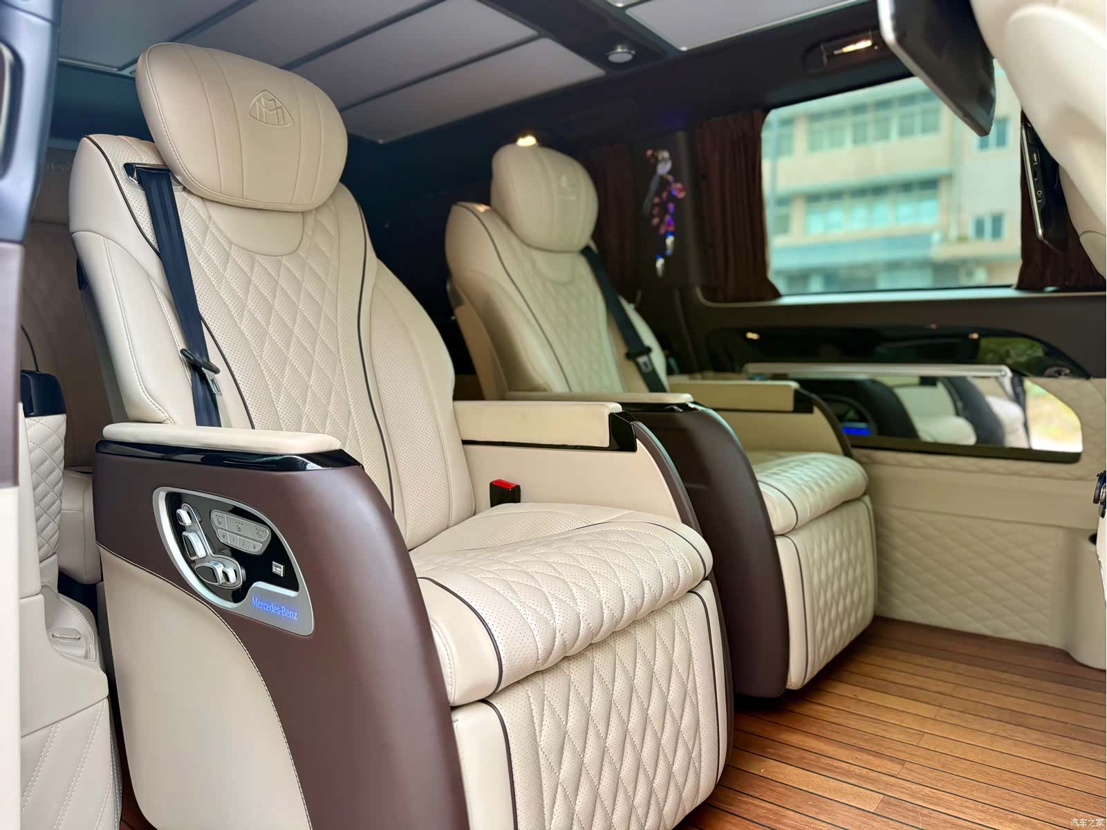 Mercedes-Benz 7, 2021 11