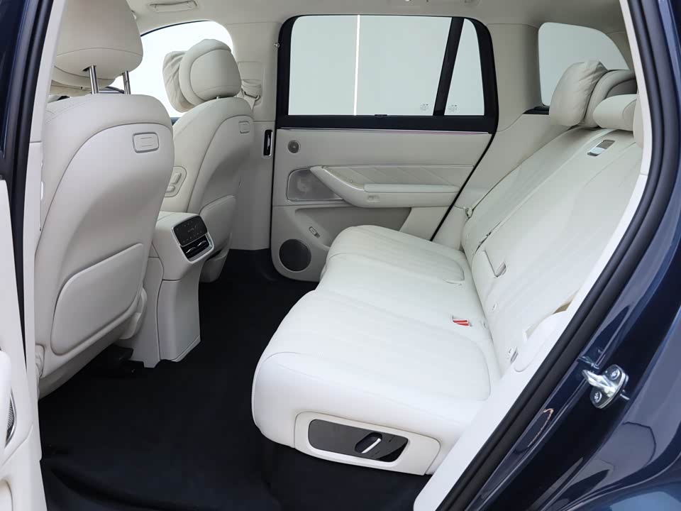 AITO Ask the world M8