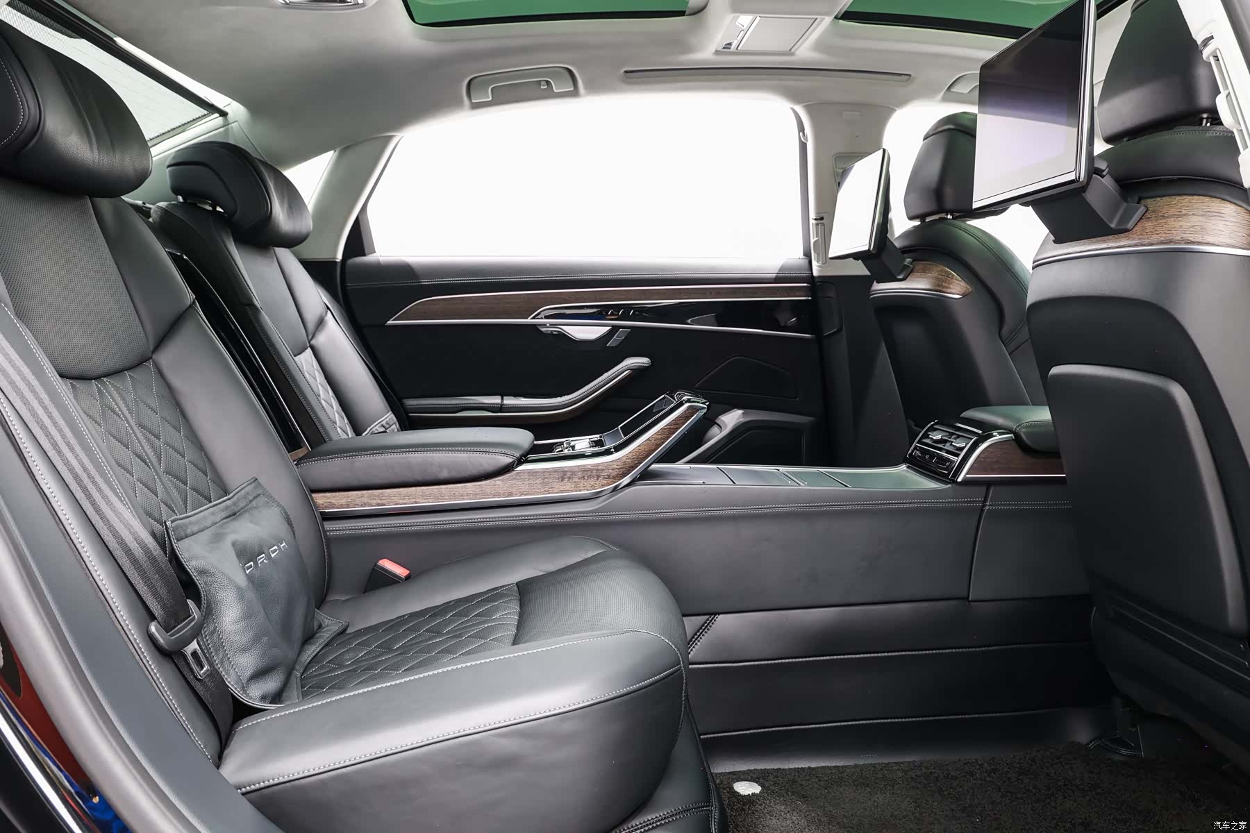Audi A8L, 2022 12