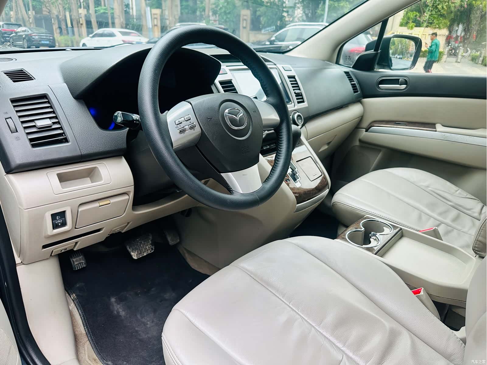 Mazda 8, 2013 17