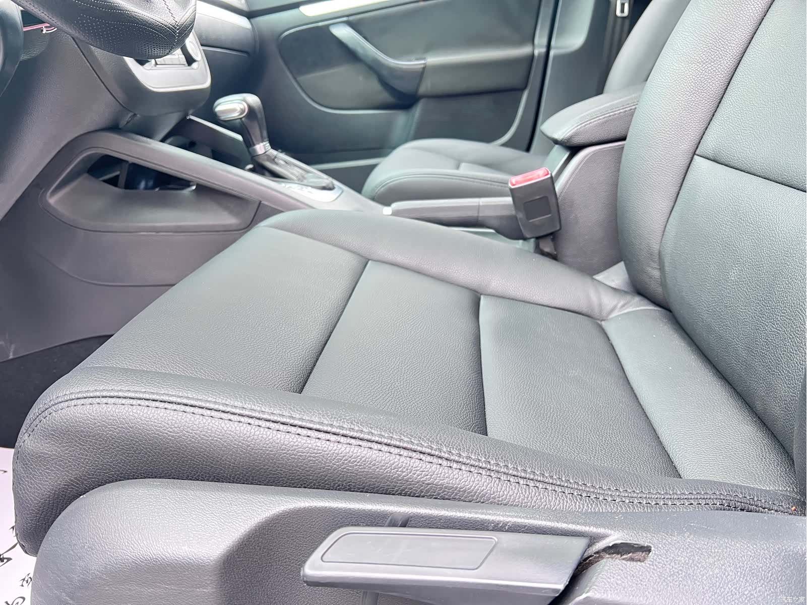 Volkswagen Sagitar, 2012 10
