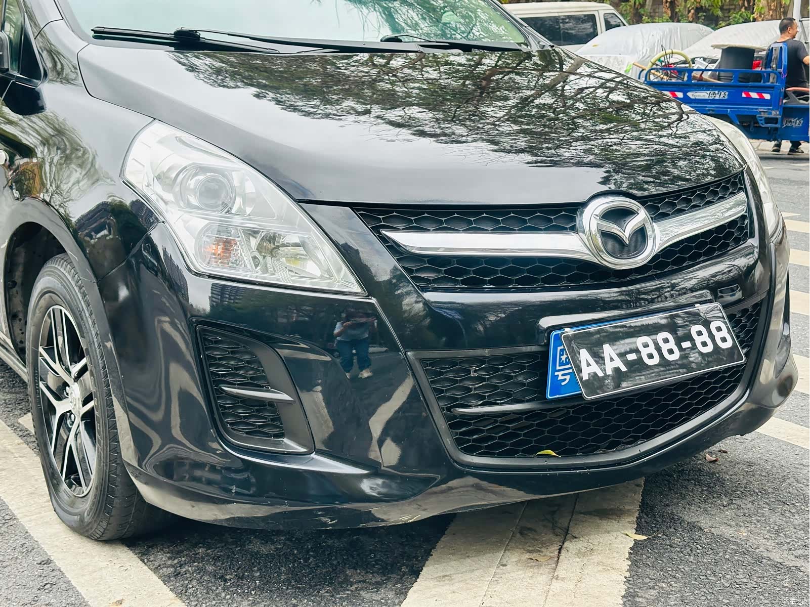 Mazda 8, 2013 4