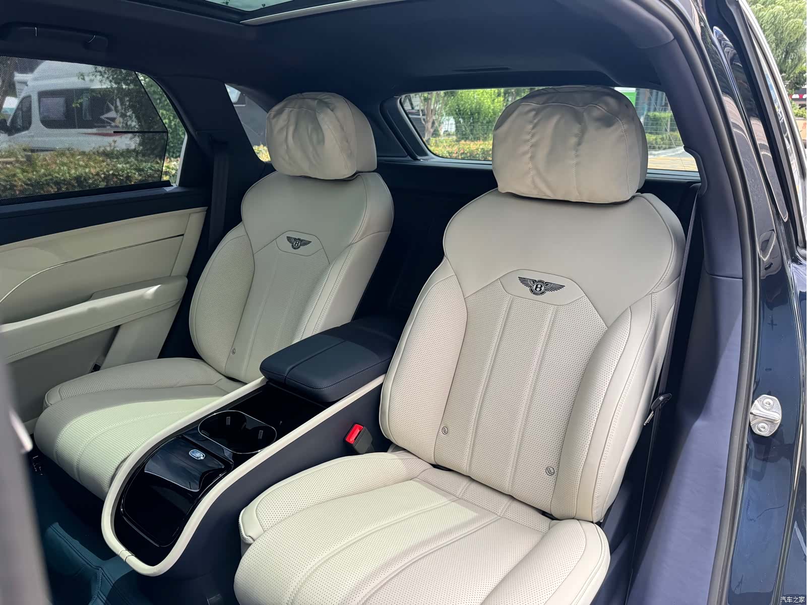 Bentley Bentayga, 2024 9