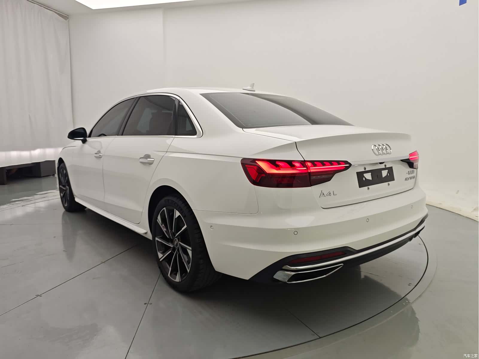 Audi A4L, 2022 все фото