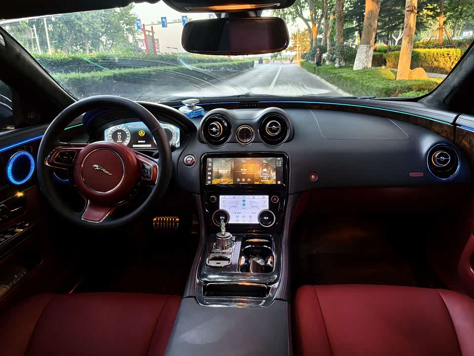 Jaguar XJ Jaguar XJ