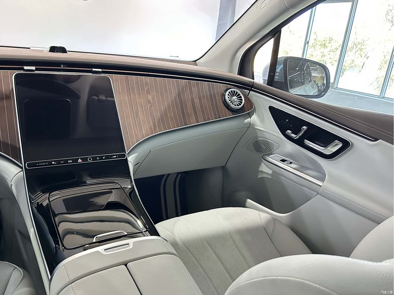 Mercedes-Benz EQE, 2024 10