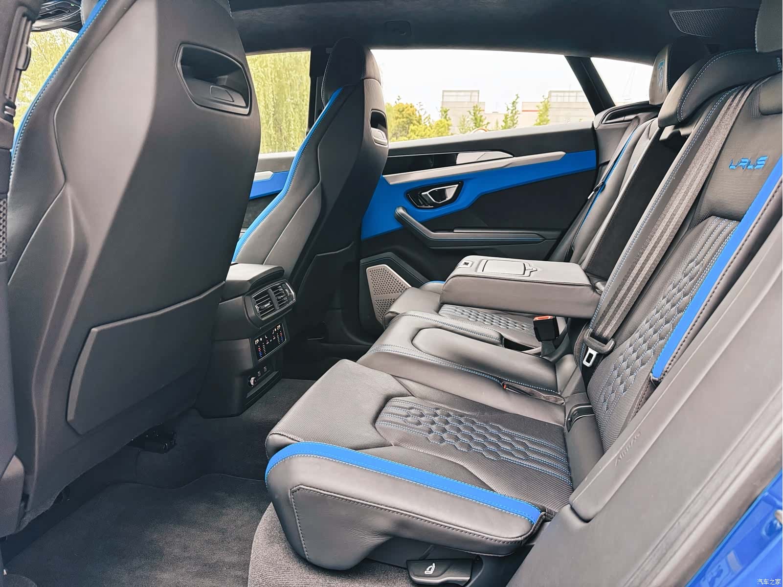 Lamborghini Urus, 2024 9