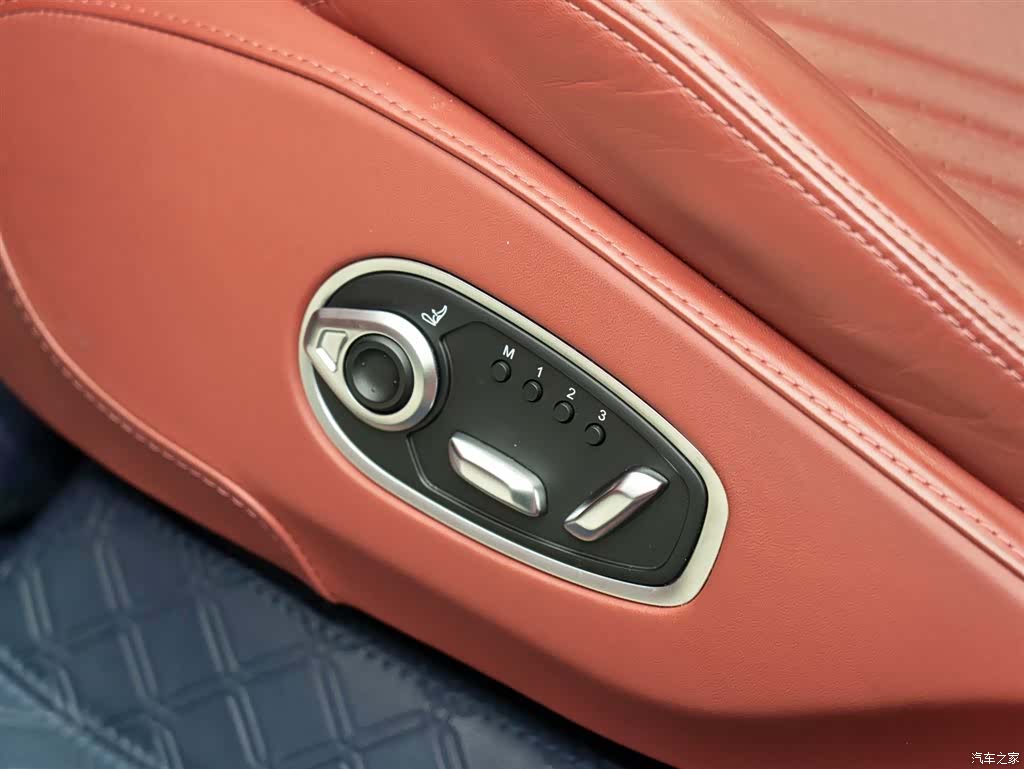 Aston Martin DBX, 2023 9
