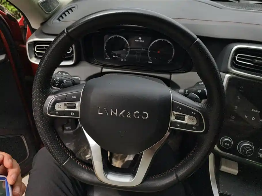 Lynk & Co 01