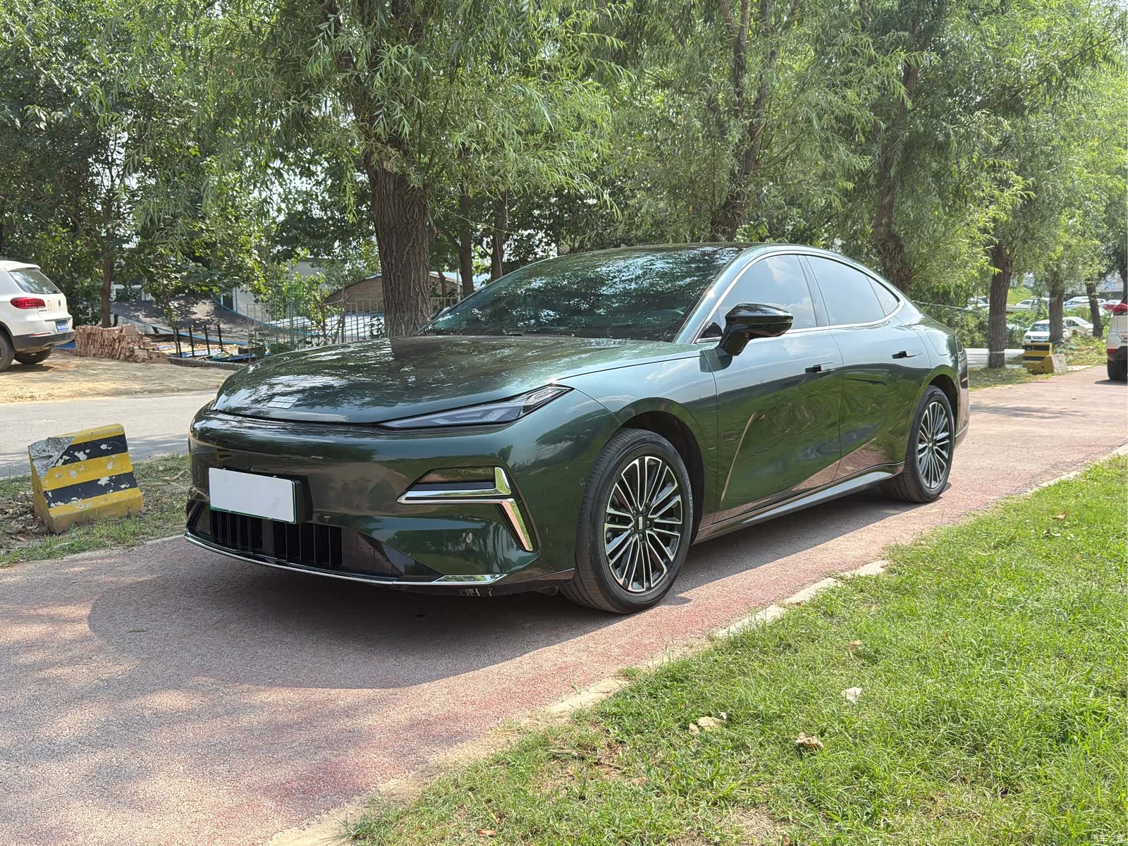 Geely 8, 2025 1