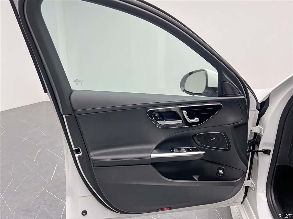 Mercedes-Benz C-Class, 2023 13