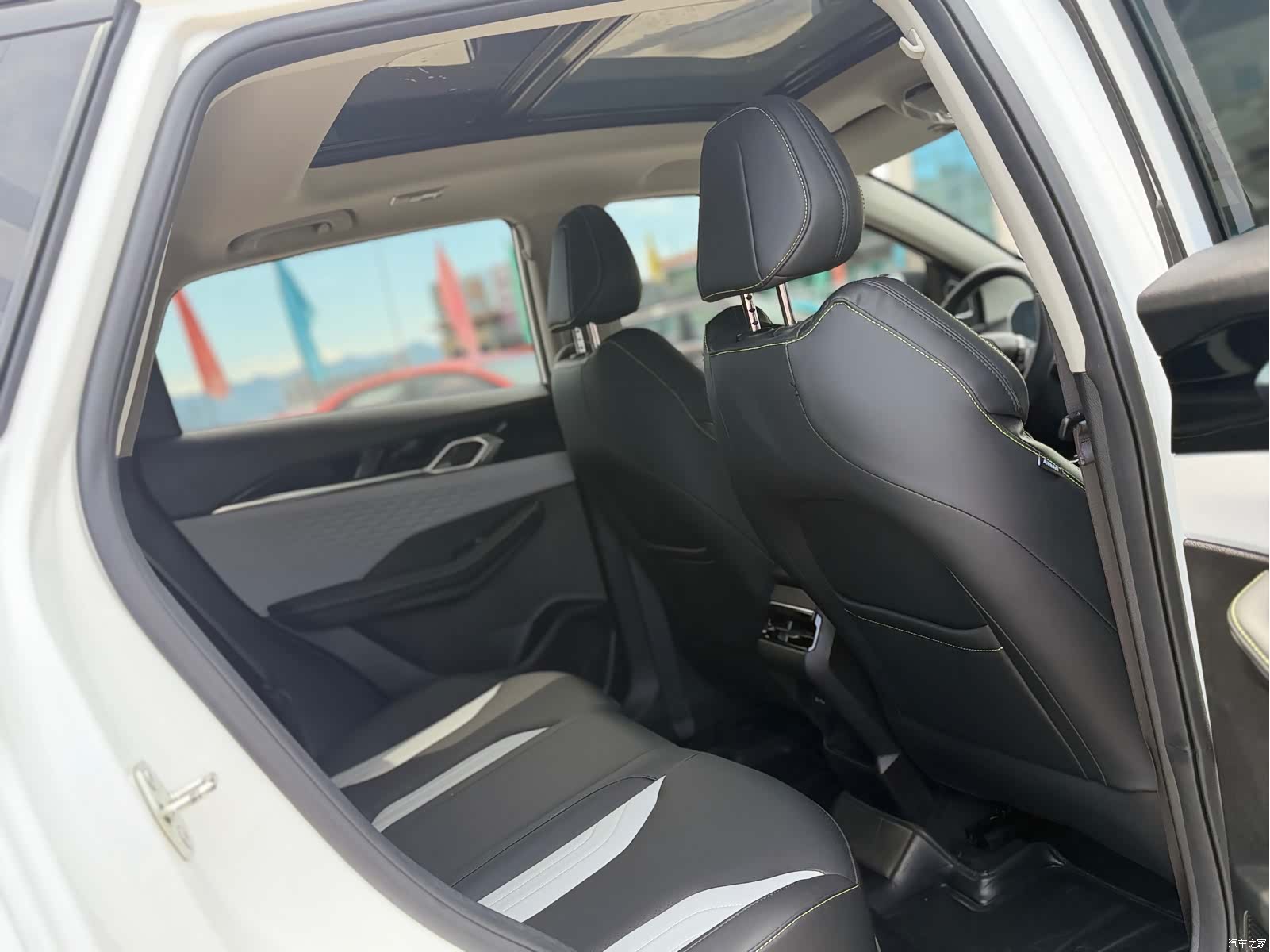 Geely Coolray, 2023 12