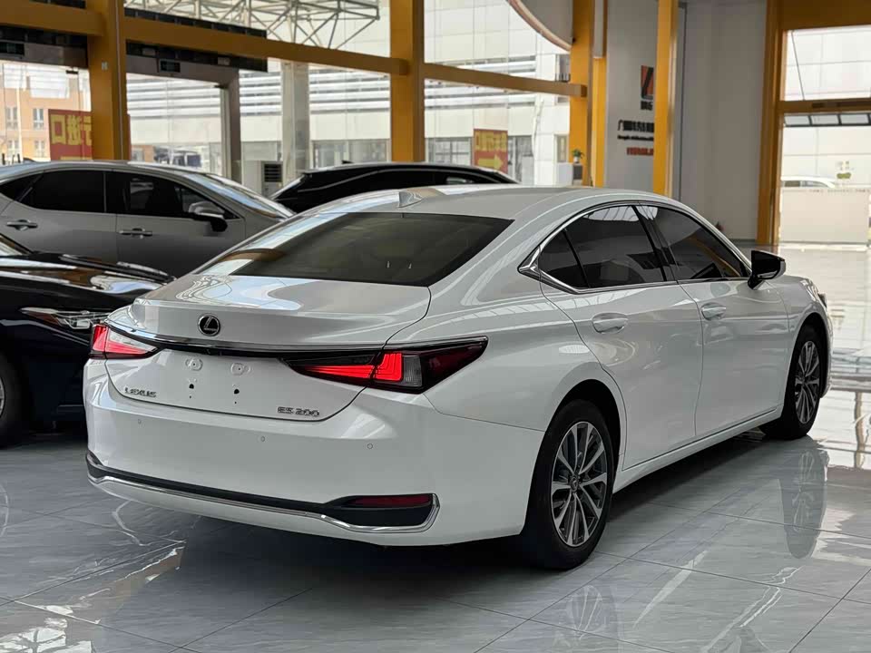 Lexus ES