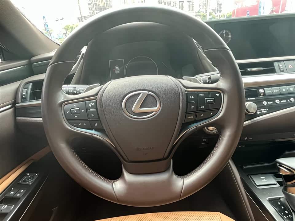 Lexus ES