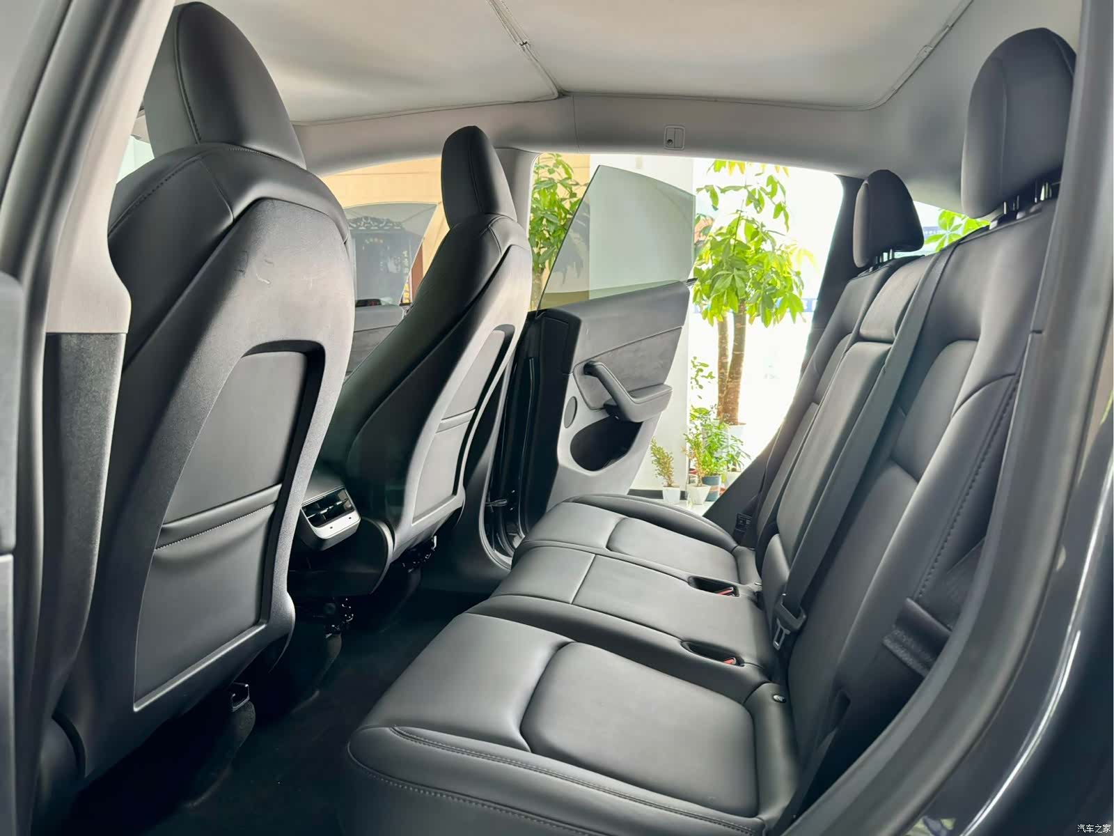 Tesla Model Y, 2024 6
