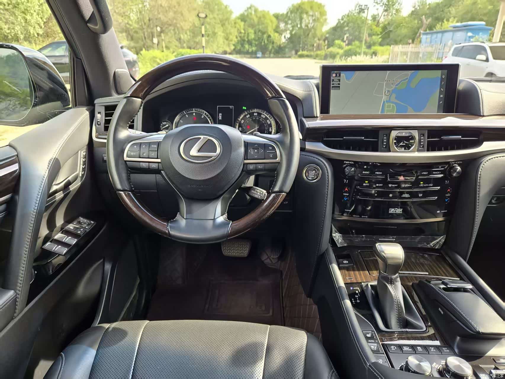 Lexus LX, 2022 10