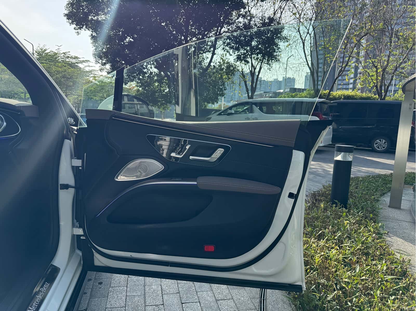 Mercedes-Benz EQS, 2023 13