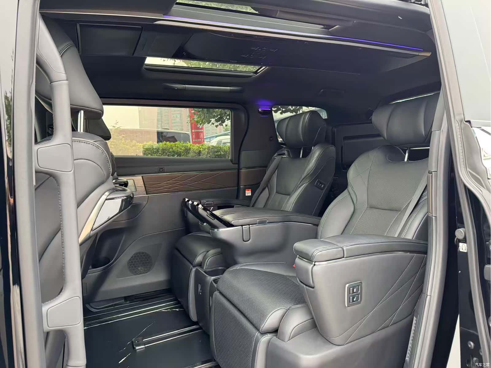 Toyota Alphard, 2024 4