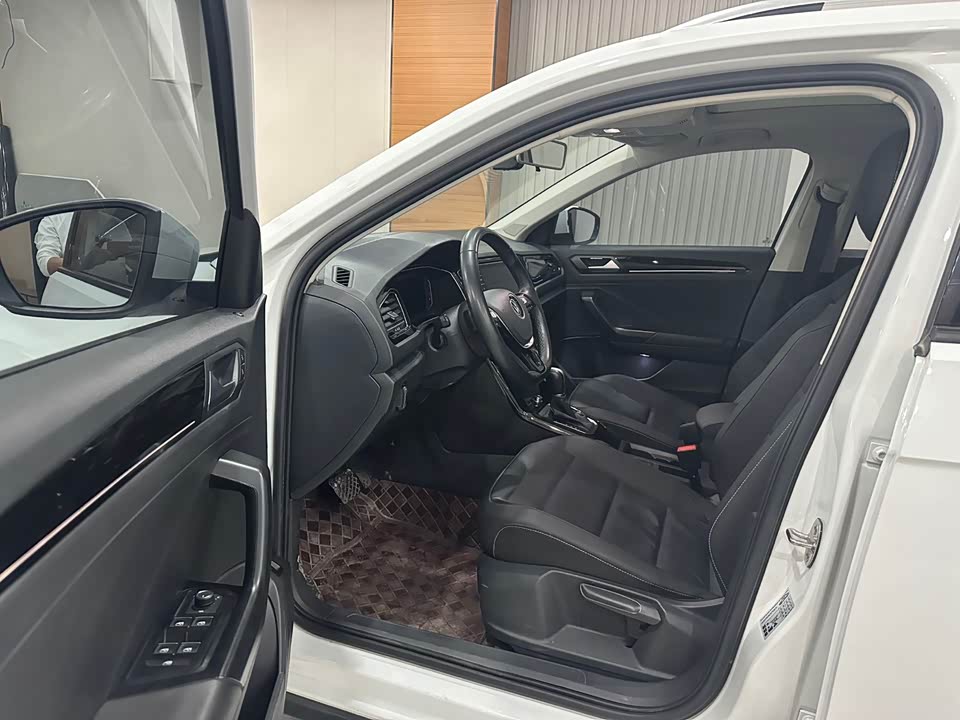 Volkswagen T-ROC exploring Songs