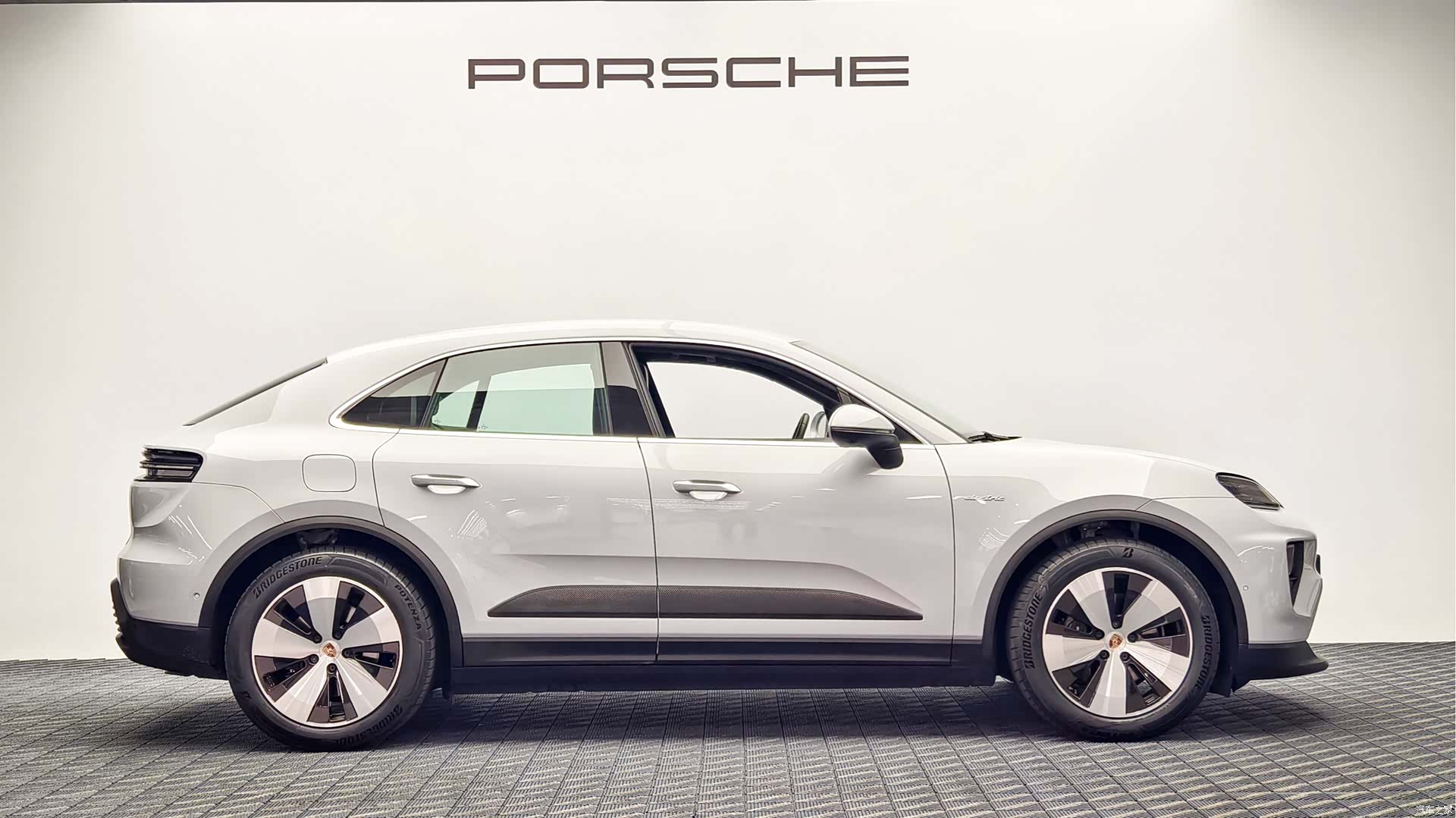 Porsche Macan, 2024 3