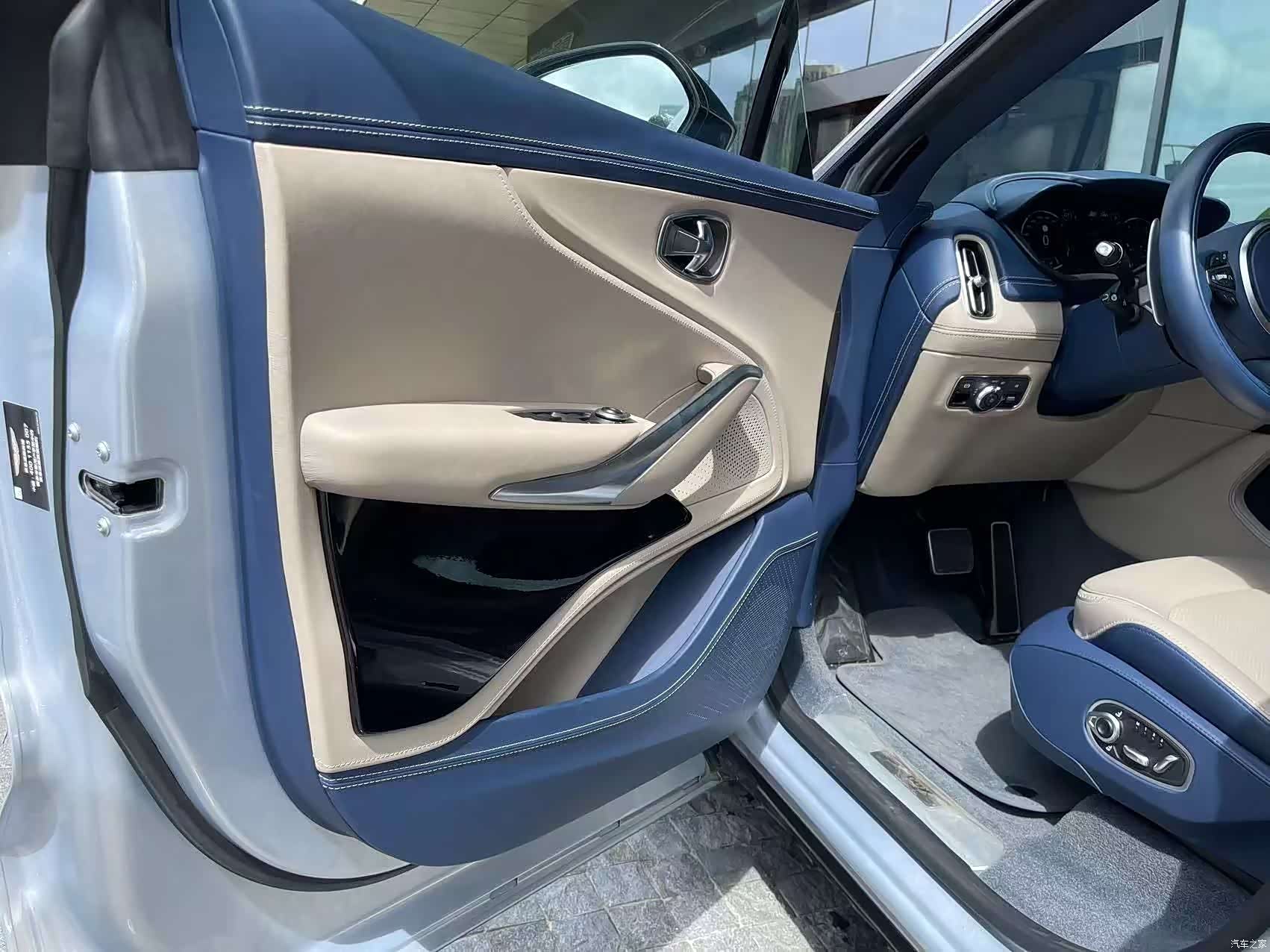 Aston Martin DBX, 2022 4