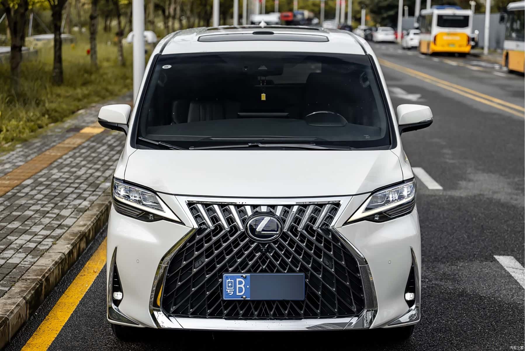 Lexus LM, 2022 2