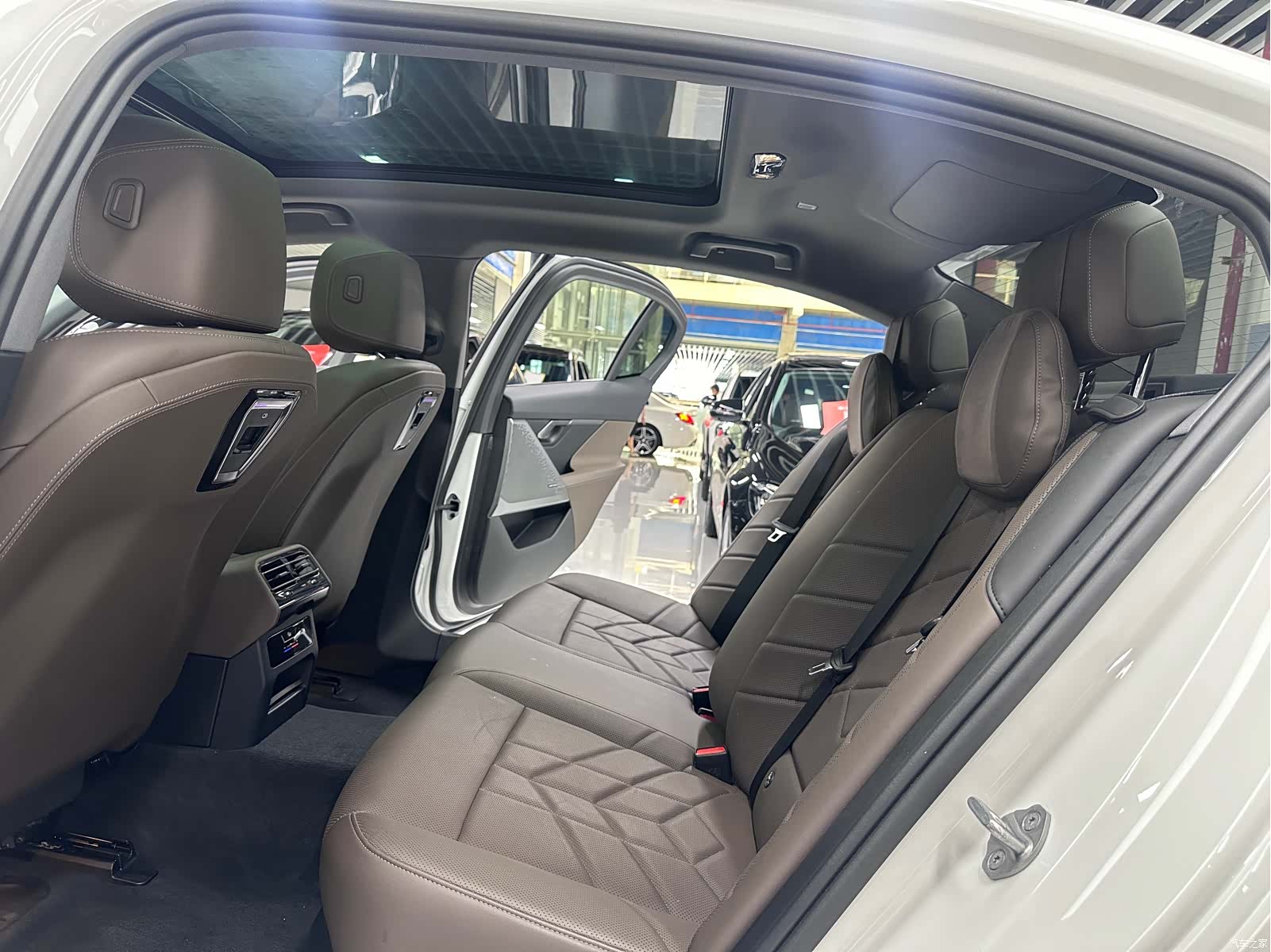 BMW 5 Series, 2024 14