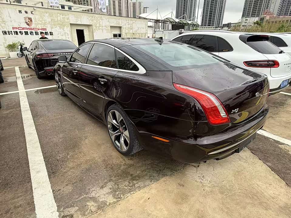 Jaguar XJ