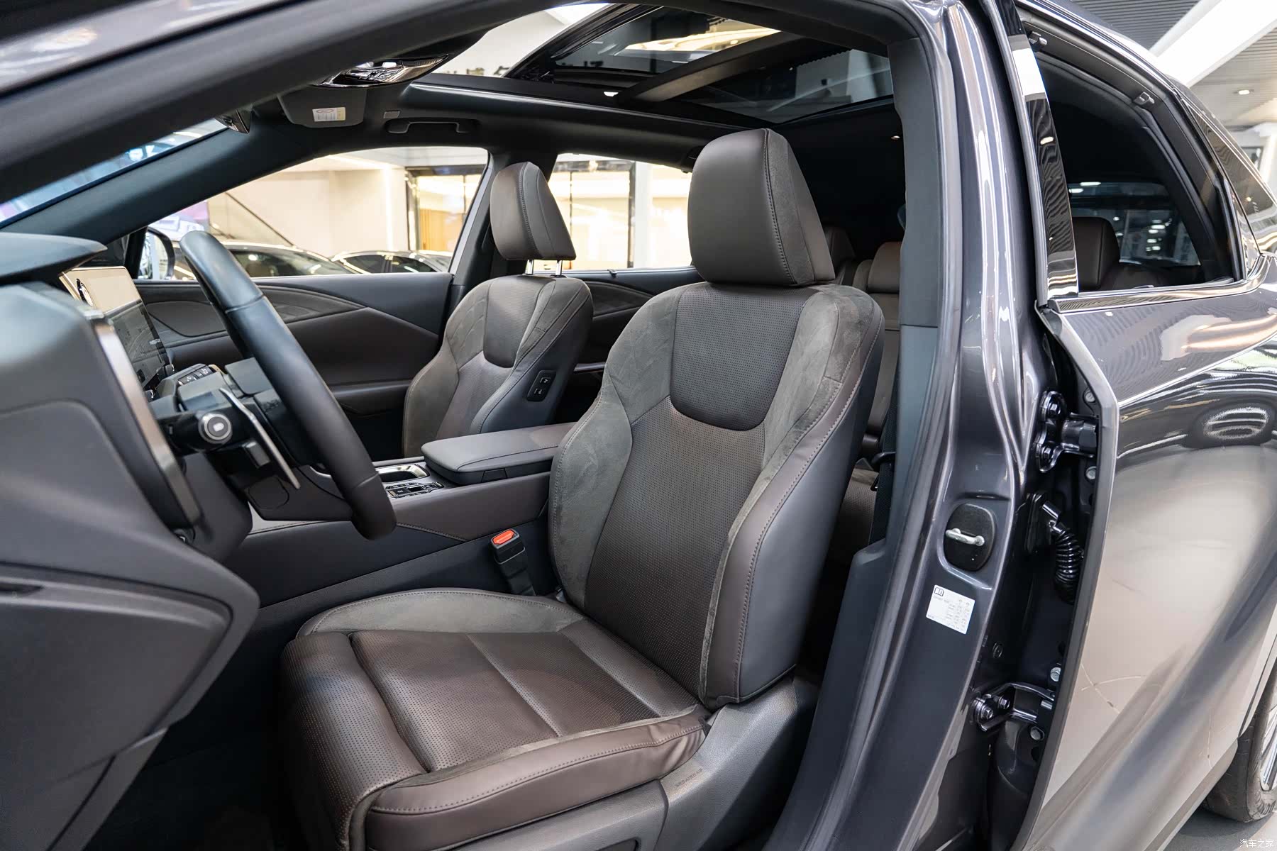 Lexus RX, 2023 11