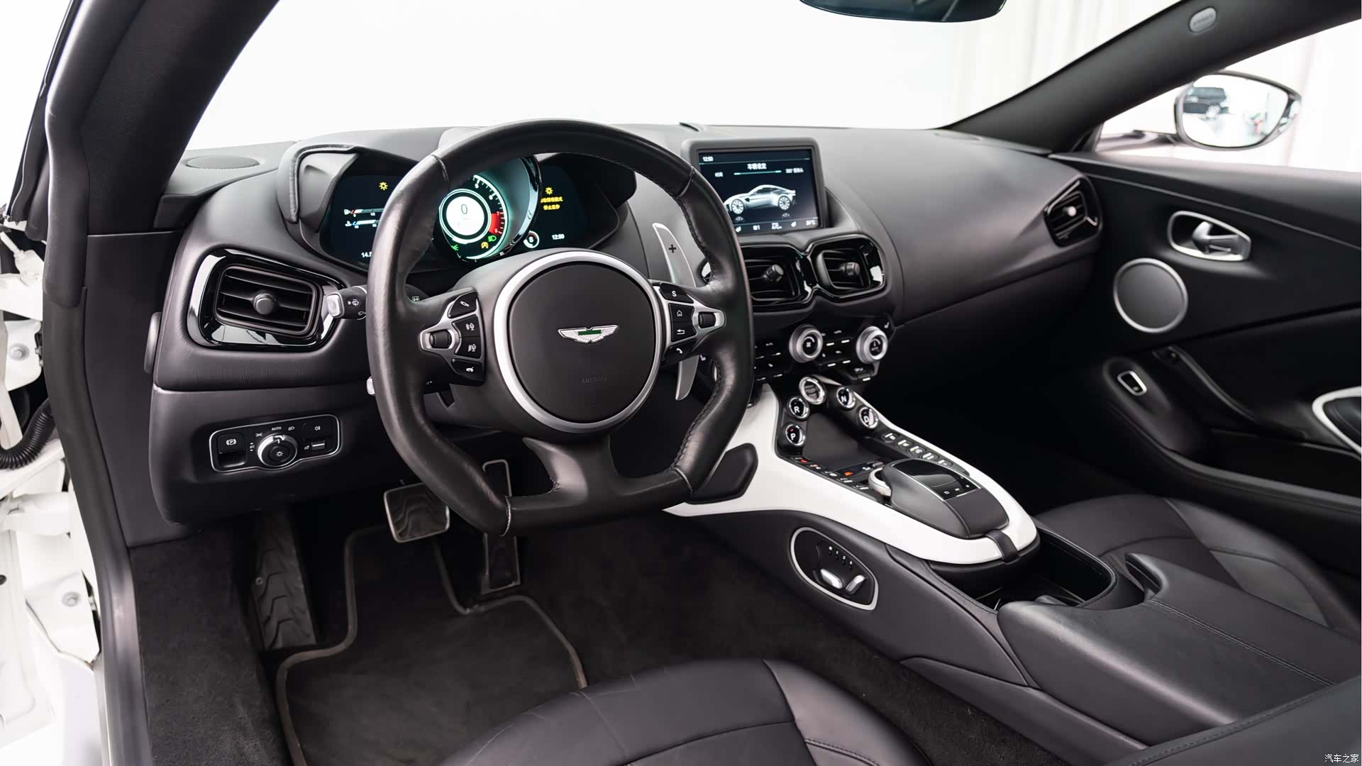 Aston Martin Vantage, 2022 все фото